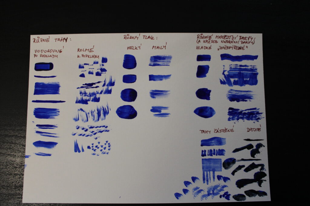 Ukázka testování štětců v kombinaci s různými tahy, tlakem a různými způsoby nabrání barvy.